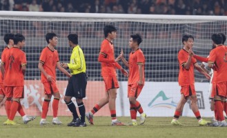 喜讯！U16国足中场加盟欧冠球队，刚穿队服合照